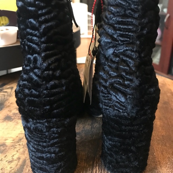 Gorgeous Zara boots. So soft and w a wavy look - Picture 6 of 8